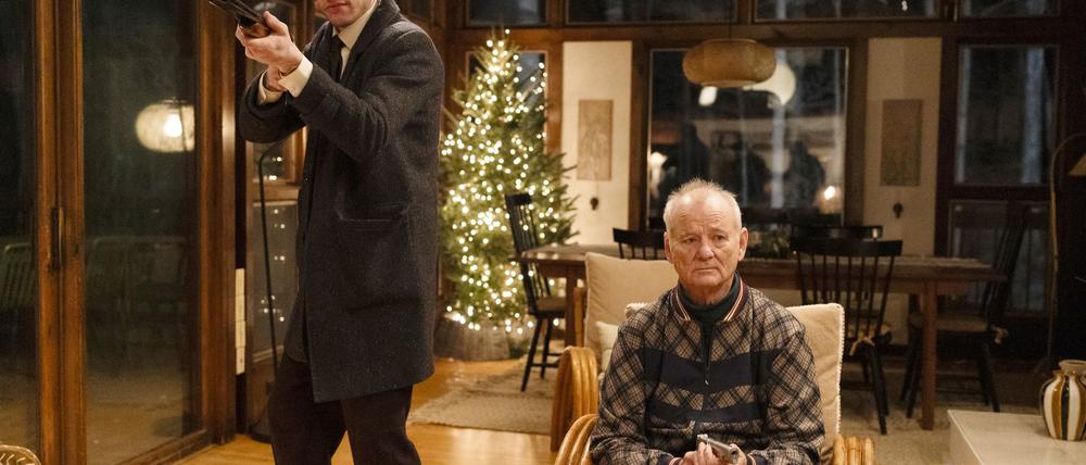 Pete Davidson (l) als Auftragskiller Lonnie und Bill Murray als Mafiaboss Leftie in einer Szene des Films „Riff Raff - Verbrechen ist Familiensache“.