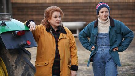 Catherine Deneuve (l) als Solange und Morgan Saylor als ihre Enkelin Charlie in einer Szene des Films „Funny Birds - Das Gelbe vom Ei“.