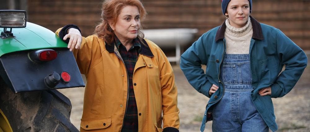 Catherine Deneuve (l) als Solange und Morgan Saylor als ihre Enkelin Charlie in einer Szene des Films „Funny Birds - Das Gelbe vom Ei“.