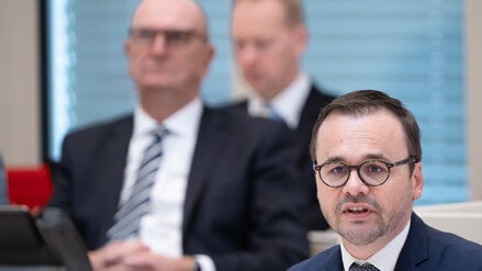 Jan Redmann (r), Vorsitzender der Brandenburger CDU-Fraktion, im Landtag. Hinter ihm sitzt Ministerpräsident Dietmar Woidke (SPD, l),
