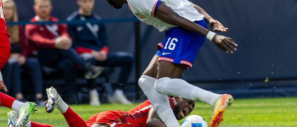 Alphonso Davies (unten) verletzte sich im Länderspiel gegen die USA.