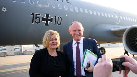Gerhard Karner (ÖVP), Innenminister von Österreich, steigt auf dem Flughafen Wien in ein Flugzeug der Flugbereitschaft der Bundeswehr, um zusammen mit Nancy Faeser (SPD), geschäftsführende Bundesministerin für Inneres und Heimat, nach Amman (Jordanien) zu fliegen.