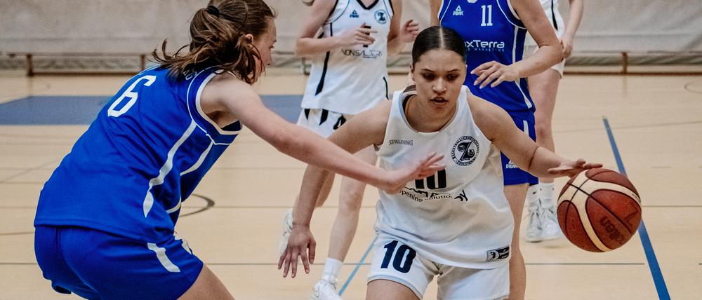 Zum 39. Pfingstturnier der Basketball-Gemeinschaft Zehlendorf (BGZ) wird eine Rekordzahl von teilnehmenden Mannschaften erwartet. Das Turnier, das vom 7. bis 9. Juni 2025 in Berlin-Zehlendorf stattfindet, könnte das größte Basketball-Event Deutschlands werden. Die Bilder zeigen das Pfingstturnier 2024.