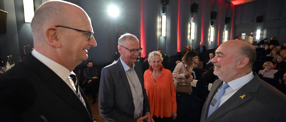 Ministerpräsident Dietmar Woidke, Moderator Günther Jauch und Ron Prosor, Botschafter des Staates Israel, im Filmmuseum Potsdam zum Festakt der Ausstellung „How to Catch a Nazi“.