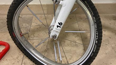 Am 19. März 2025 kam es in Lichterfelde-Ost beinahe zu einem schweren Verkehrsunfall mit einem vierjährigen Kind: Ein Autofahrer war bei Rot über den Überweg gerast. Das Fahrrad ist ein Totalschaden, der Junge blieb dank Helm unverletzt, die Eltern sind geschockt. Sie bedanken sich bei der herausragenden Hilfe der anderen Passanten per Aushang.