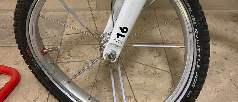 Am 19. März 2025 kam es in Lichterfelde-Ost beinahe zu einem schweren Verkehrsunfall mit einem vierjährigen Kind: Ein Autofahrer war bei Rot über den Überweg gerast. Das Fahrrad ist ein Totalschaden, der Junge blieb dank Helm unverletzt, die Eltern sind geschockt. Sie bedanken sich bei der herausragenden Hilfe der anderen Passanten per Aushang.