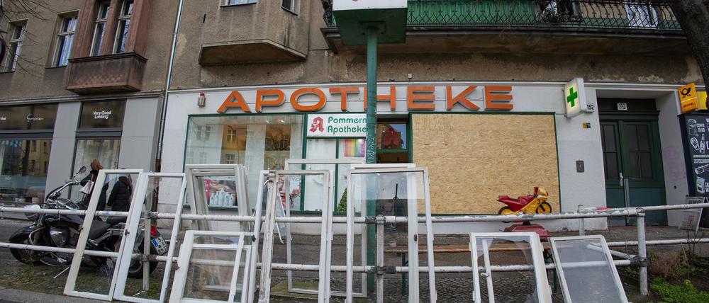 Durch die Explosion zersprangen auch die Scheiben einer Apotheke. (Archivbild)