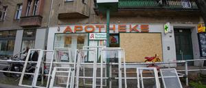 Durch die Explosion zersprangen auch die Scheiben einer Apotheke. (Archivbild)