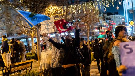 Nach der Verhaftung des Istanbuler Bürgermeisters Ekrem Imamoglu kündigt die türkische Opposition eine Ausweitung der Proteste an.