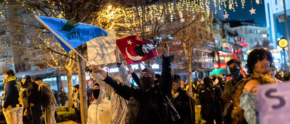 Nach der Verhaftung des Istanbuler Bürgermeisters Ekrem Imamoglu kündigt die türkische Opposition eine Ausweitung der Proteste an.