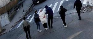 Auf diesem Bild aus dem Video einer Sicherheitskamera vom Dienstag wird die 30-jährige Doktorandin von Beamten des Department of Homeland Security der USA festgehalten.