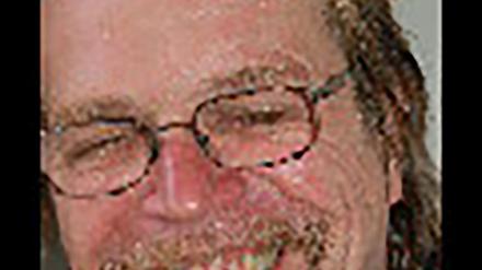 Noch immer fahndet die Polizei nach den untergetauchten Ex-RAF-Terroristen Ernst-Volker Staub und Burkhard Garweg. Die Ermittler veröffentlichen ein Foto, das Staub zeigen soll. (Foto: Handout)