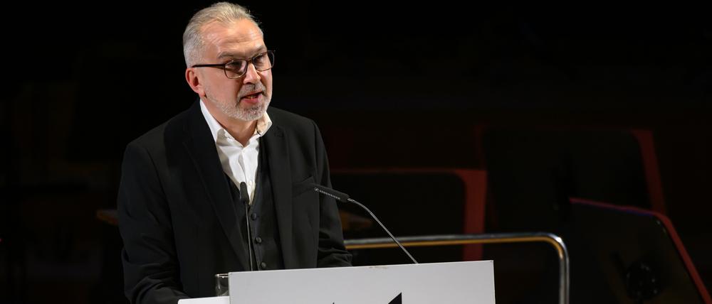Der belarussische Schriftsteller Alhierd Bacharevič im Leipziger Gewandhaus.