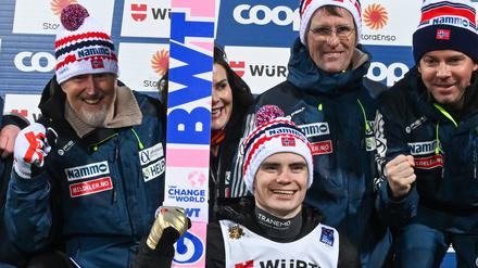 Norweger Marius Lindvik (vorn) und sein Team.