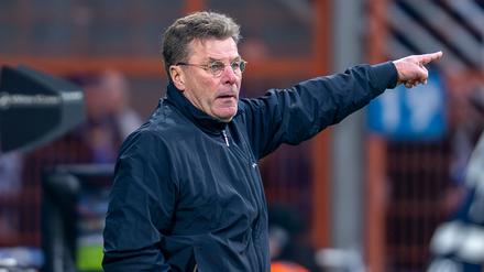 Bleibt bei Klassenerhalt noch länger in Bochum: Trainer Dieter Hecking.