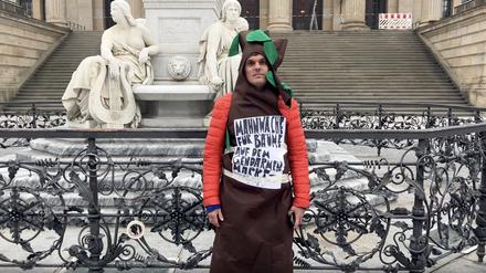 Gewachsen auf Beton: Sebastian Herges steht als „Mahnwache“ auf dem Gendarmenmarkt – für all die Bäume, die hier nicht gepflanzt worden sind.