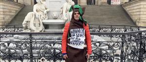 Gewachsen auf Beton: Sebastian Herges steht als „Mahnwache“ auf dem Gendarmenmarkt – für all die Bäume, die hier nicht gepflanzt worden sind.
