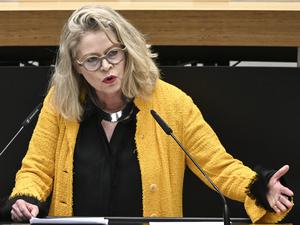 Ute Bonde (CDU), Berliner Senatorin für Mobilität, Verkehr, Klimaschutz und Umwelt, spricht bei der Plenarsitzung im Berliner Abgeordnetenhaus.