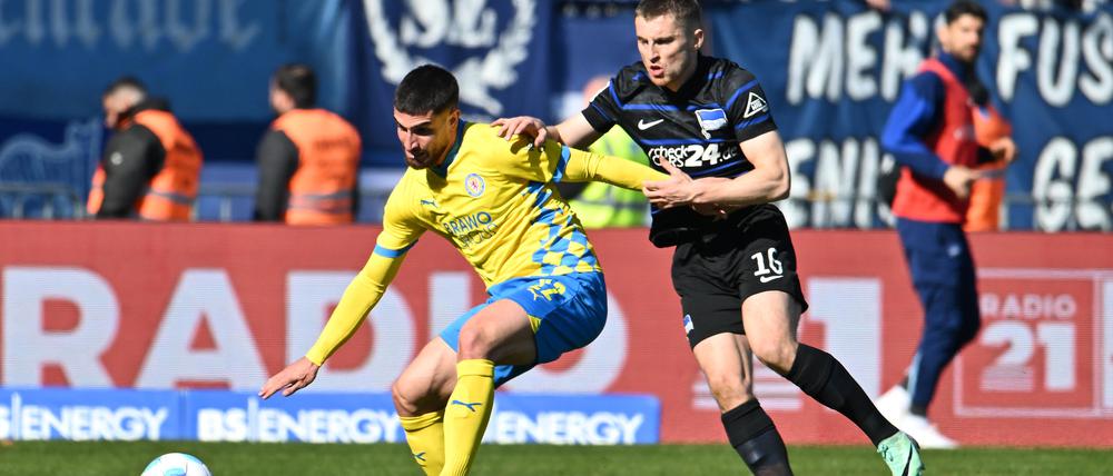 Jonjoe Kenny (r.) ist Herthas Dauerbrenner. Keiner stand bei den Berlinern länger auf dem Platz.