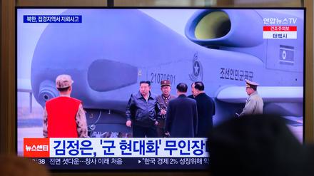 Nordkoreas Machthaber Kim überwacht den Test neuer Aufklärungs- und Kampfdrohnen.