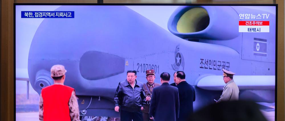 Nordkoreas Machthaber Kim überwacht den Test neuer Aufklärungs- und Kampfdrohnen.