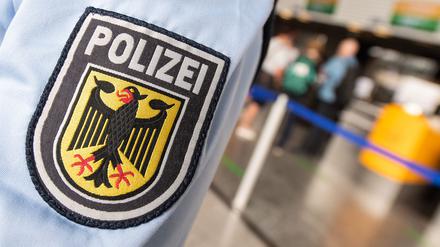 Fluggesellschaften sind nach Angaben des Bundespolizeipräsidiums verpflichtet, für alle grenzüberschreitenden Flüge PNR-Daten der Fluggäste wie Namen und Abflugdaten an das Bundeskriminalamt zu übermitteln.