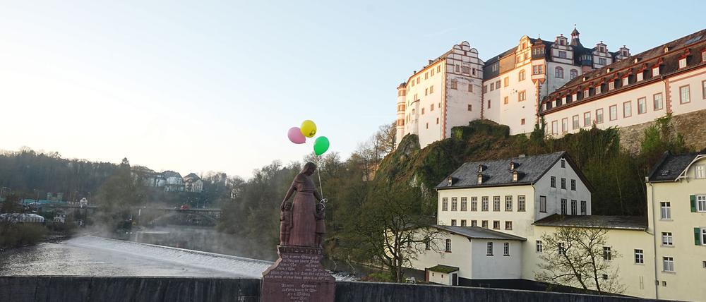 Ab vielen Orten der Stadt bewegen sich bunte Luftballons im Wind. Es wird gehofft, den sehr schreckhaften Jungen durch die bunten Reize aus einem möglichen Versteck locken zu können.