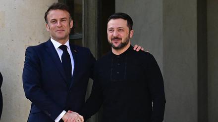 Emmanuel Macron begrüßt Selensyj beim Gipfeltreffen der „Koalition der Willigen“ in Paris.
