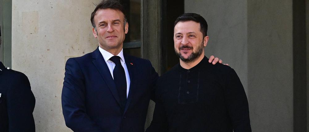 Emmanuel Macron begrüßt Selensyj beim Gipfeltreffen der „Koalition der Willigen“ in Paris.