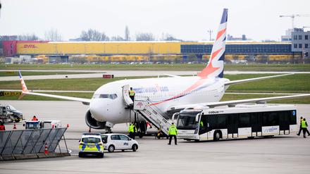Polizei und ein Bus stehen an einem Flugzeug am Flughafen Hannover. Zuletzt war ein Charterflug aus Islamabad in Hannover gelandet. 