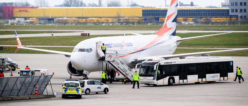 Polizei und ein Bus stehen an einem Flugzeug am Flughafen Hannover. Zuletzt war ein Charterflug aus Islamabad in Hannover gelandet.