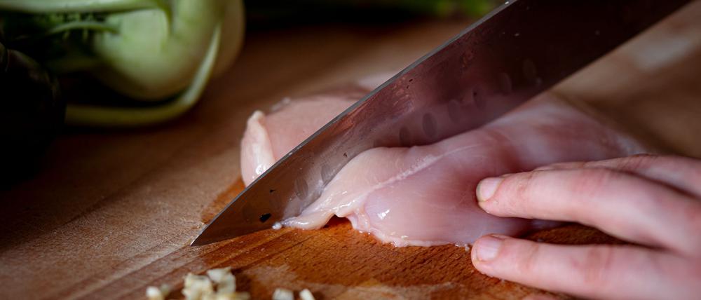Geflügelfleisch wurde laut BZL 2024 günstiger angeboten als im Vorjahr.