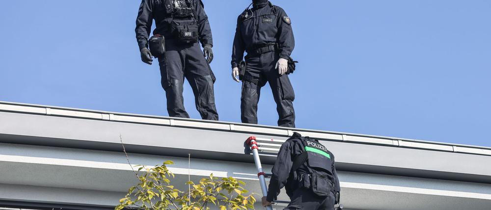 Hunderte Einsatzkräfte der Polizei waren an den Durchsuchungen in mehreren Ländern beteiligt.