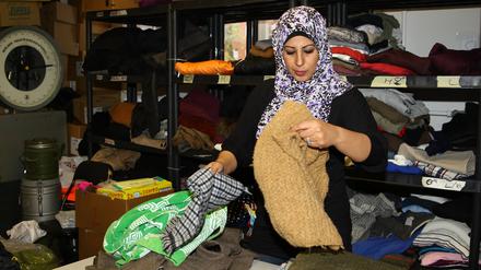Mitarbeiter und freiwillige Helfer von „Moabit hilft“ uebernehmen die Annahme und Verteilung von Kleidungsstuecken für Fluechtlinge in Berlin, im November 2015.