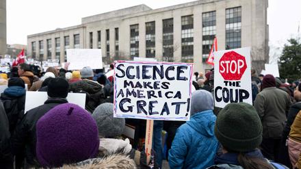Proteste gegen Kürzungen von Forschungsgeldern vor dem US-Gesundheitsministerium in Washington, DC, im Februar. 