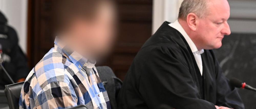Wegen dreifachen Mordes zu lebenslanger Haft verurteilt: Ein 28-Jähriger hat in Tirpersdorf im Vogtland seine Mutter und seine Großeltern mit einer Axt erschlagen. (Archivbild)
