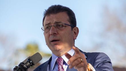 Der Bürgermeister der Stadt Istanbul, Ekrem Imamoglu, hält eine Rede anlässlich des ersten Spatenstichs für das Dienstleistungsgebäude der Stadtverwaltung Prince Islands in Istanbul, Türkei. Imamoglu, der weithin als der größte Konkurrent von Präsident Recep Tayyip Erdogan im Falle einer vorgezogenen Wahl angesehen wird, hat in letzter Zeit in seiner Funktion als Bürgermeister Infrastrukturprojekten und der Umgestaltung der Stadt Priorität eingeräumt.