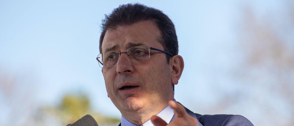 Der Bürgermeister der Stadt Istanbul, Ekrem Imamoglu, hält eine Rede anlässlich des ersten Spatenstichs für das Dienstleistungsgebäude der Stadtverwaltung Prince Islands in Istanbul, Türkei. Imamoglu, der weithin als der größte Konkurrent von Präsident Recep Tayyip Erdogan im Falle einer vorgezogenen Wahl angesehen wird, hat in letzter Zeit in seiner Funktion als Bürgermeister Infrastrukturprojekten und der Umgestaltung der Stadt Priorität eingeräumt.
