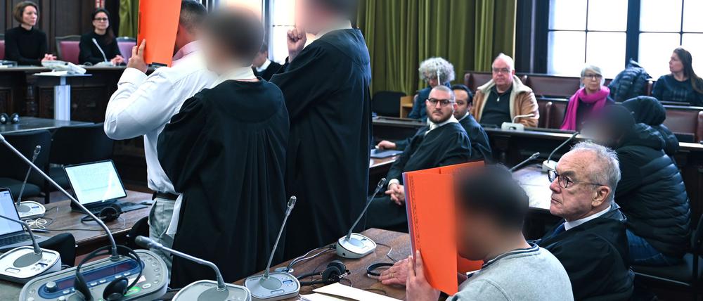 Die Verteidigung des jüngeren Angeklagten bestreitet eine Tötungsabsicht.