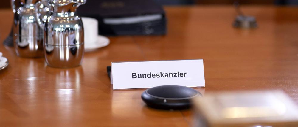 Platzkärtchen für den „Bundeskanzler“ am Kabinettstisch.