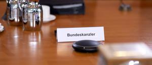 Platzkärtchen für den „Bundeskanzler“ am Kabinettstisch.