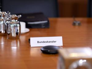 Platzkärtchen für den „Bundeskanzler“ am Kabinettstisch.