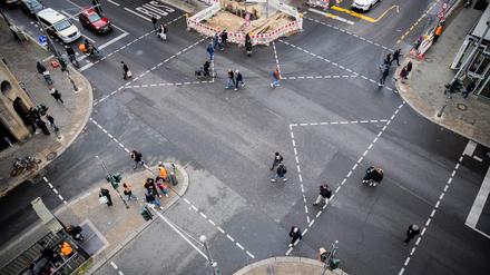Fußgänger überqueren die Kreuzung Friedrichstraße/Kochstraße/Rudi-Dutschke-Straße am Checkpoint Charlie. 
