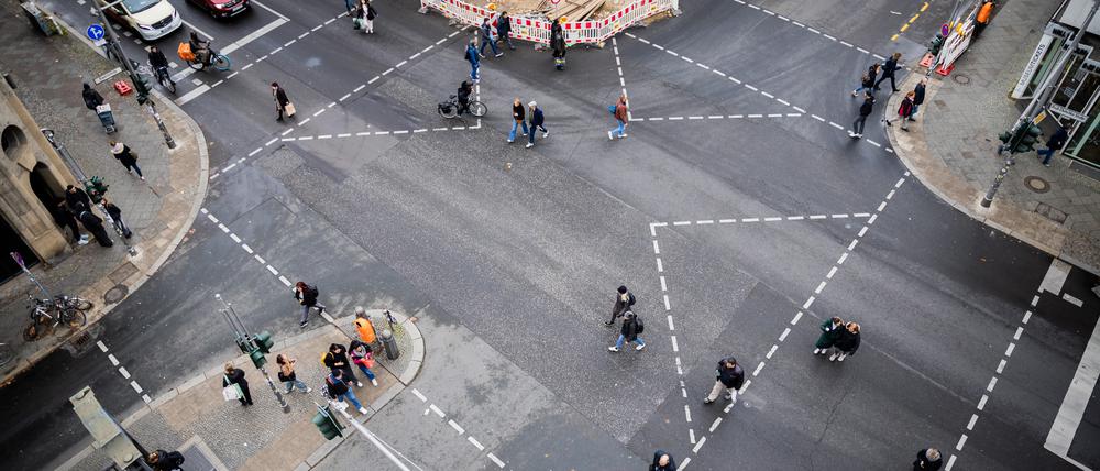 Fußgänger überqueren die Kreuzung Friedrichstraße/Kochstraße/Rudi-Dutschke-Straße am Checkpoint Charlie.