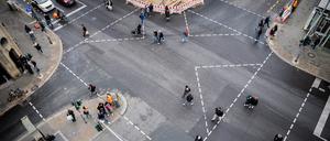 Ja, wo laufen sie denn? Fußgänger am Checkpoint Charlie in Berlin.