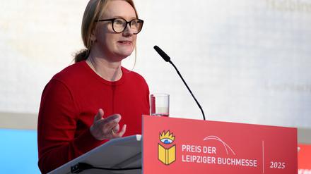 Die Schriftstellerin Kristine Bilkau bei ihrer Dankesrede. Sie gewann den Preis der Leipziger Buchmesse in der Kategorie Belletristik. 