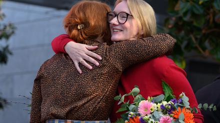 Katrin Schumacher (l), Vorsitzende der Jury, umarmt Kristine Bilkau.