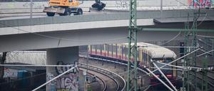 Der S-Bahn-Verkehr geht unter der mittlerweile gesperrten Ringbahnbrücke hindurch. (Archivbild)