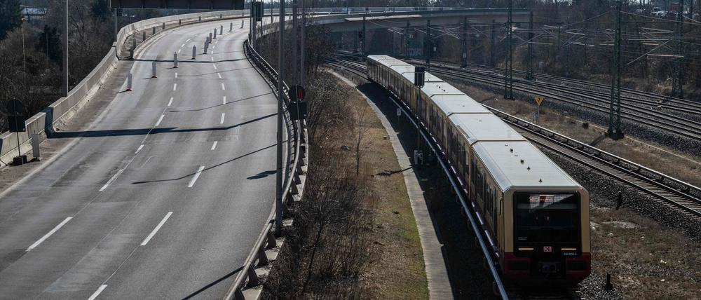 Eine S-Bahn fährt an der gesperrten Ringbahnbrücke entlang.