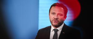 Margus Tsahkna bei einer Pressekonferenz in Berlin